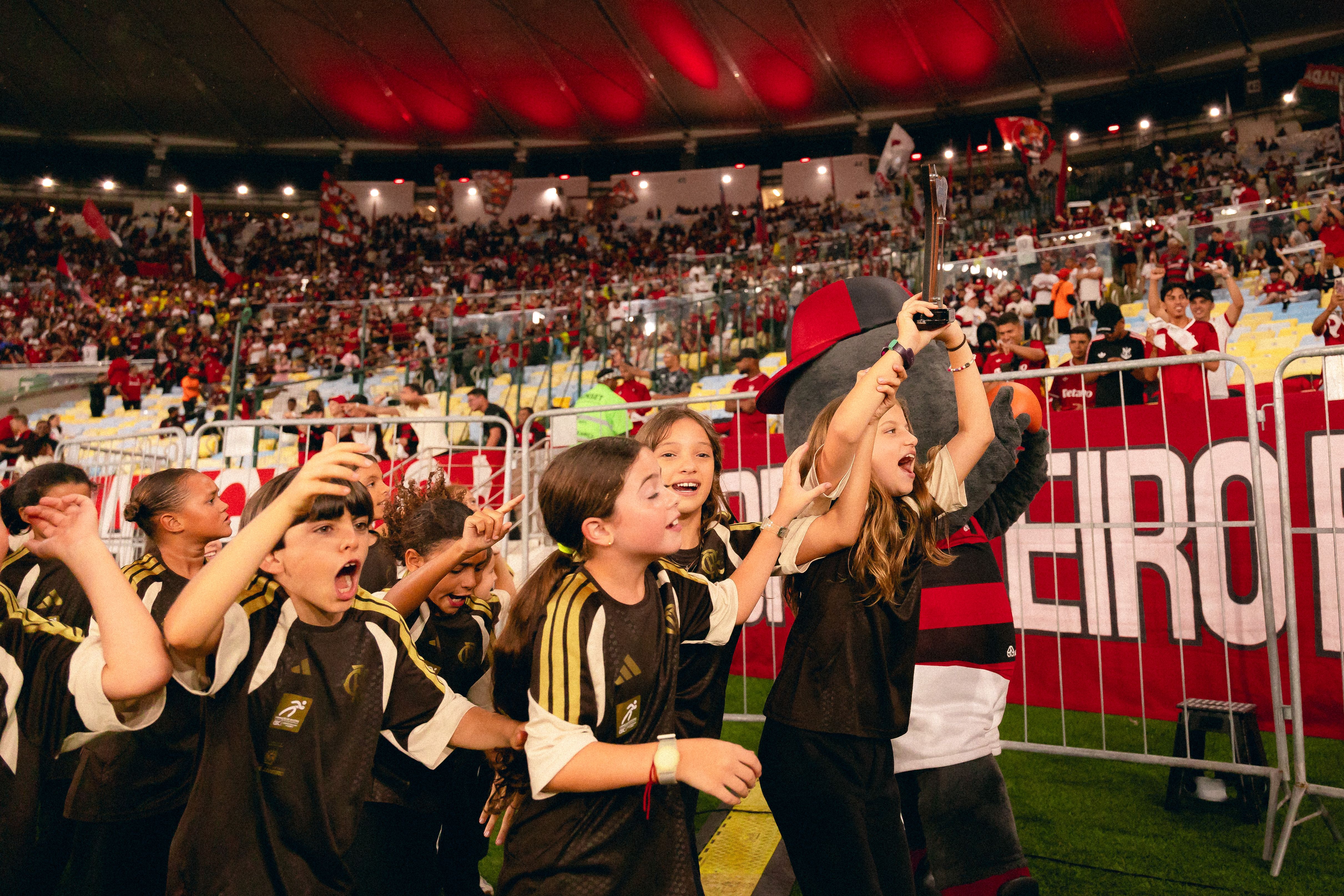 Campeões do Sudeste, nadadores mirins do Mengo dão volta olímpica no Maracanã