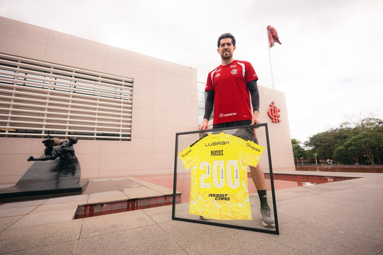 Rossi chega a 200 jogos, entra no top 10 dos goleiros do Flamengo e ganha homenagem