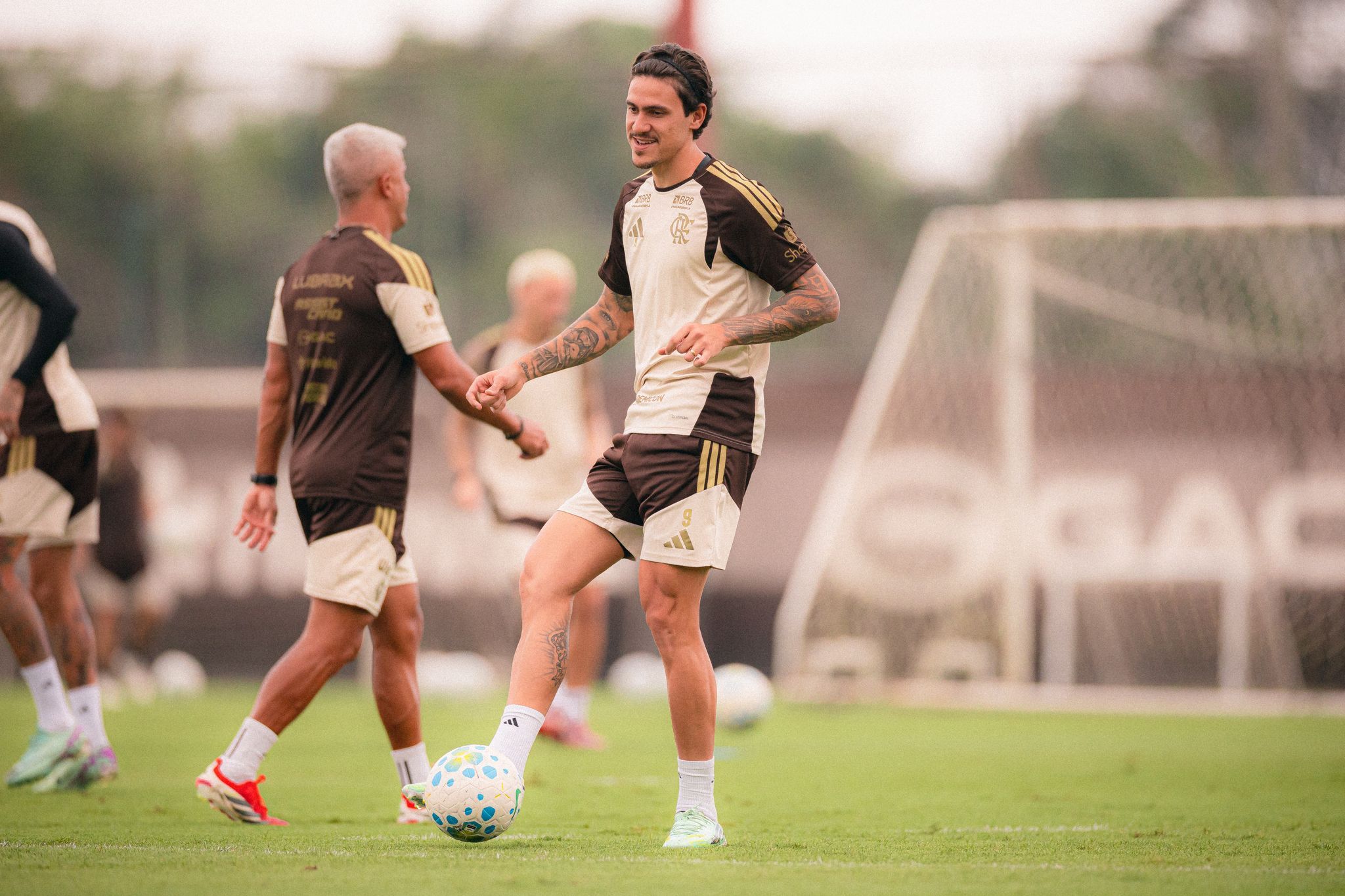 Sem Carrascal, Flamengo encara o Vasco no Nilton Santos para segurar a ponta