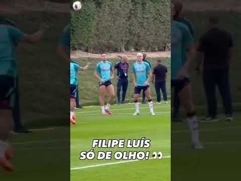 MISTER FILIPE LUÍS SÓ DE OLHO NO AQUECIMENTO DO TREINO! CLIMA MUITO BOM AQUI NO CT AL ERSAL!